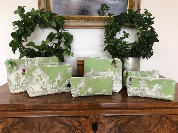 Täschchen und Taschen in unterschiedlichen Größen aus Designerstoffen